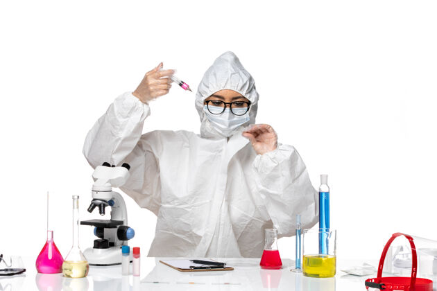 实验室前视图穿着特殊防护服的女化学家在白色背景的covid化学病毒实验室里处理溶液和注射液化学女化学家防护