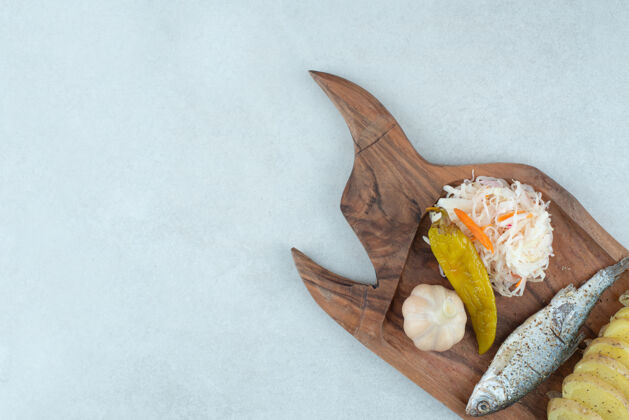 卷心菜青鱼 煮土豆和泡菜放在木板上泡菜泡菜美味