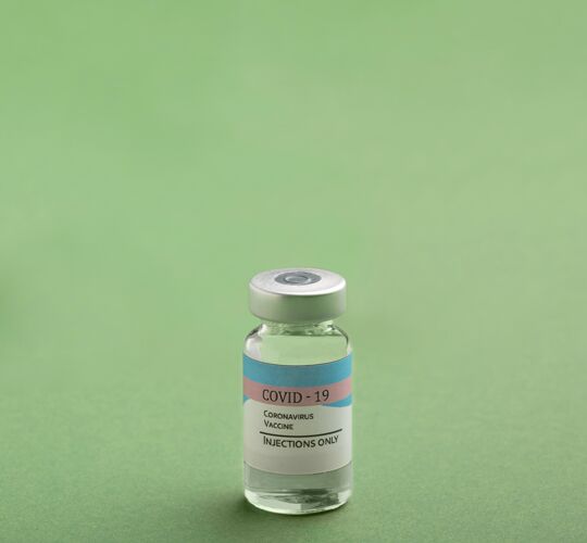 医疗保健绿色上的covid19疫苗瓶的排列病毒安排成分