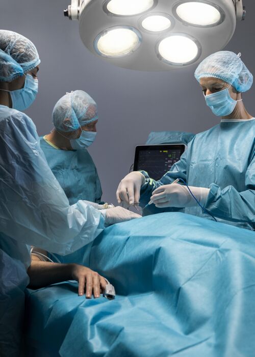 诊所医生在给病人做外科手术病人手术护理