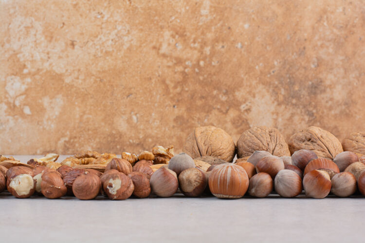 蛋白质在大理石表面混合健康坚果杏仁各种坚果
