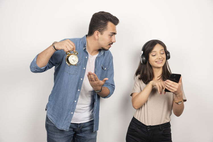 年轻人男人给没兴趣的女人看时间听一首歌男人男人女人