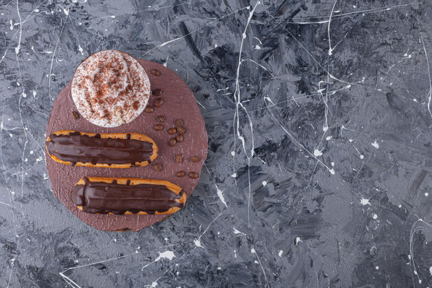 奶油美味甜美的巧克力蛋糕和一杯咖啡放在木片上冰淇淋新鲜泡沫