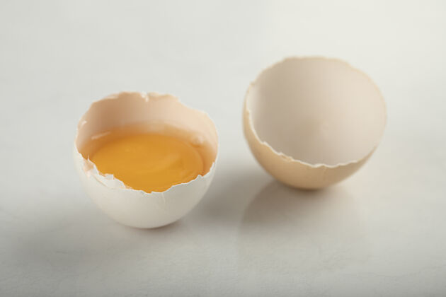 新鲜白色表面的有机碎鸡蛋破碎鸡蛋禽类