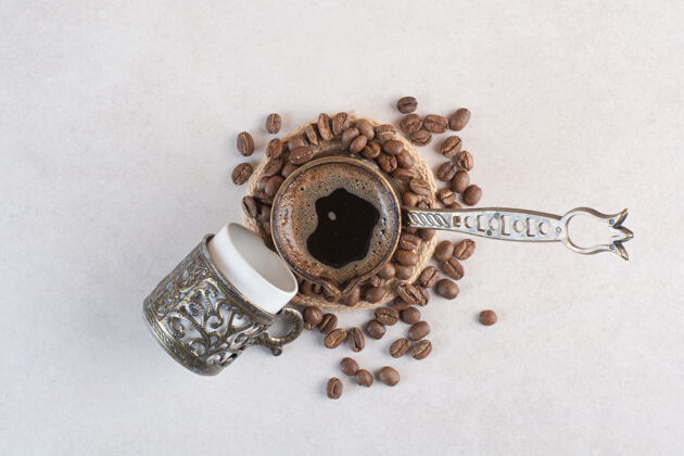 热的一杯香喷喷的新鲜咖啡加上咖啡豆美味的杯子杯子