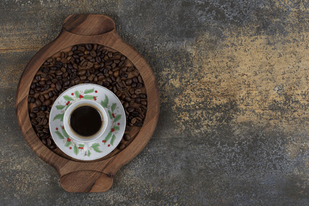 提神一杯香浓咖啡 咖啡豆放在木板上液体杯子美味