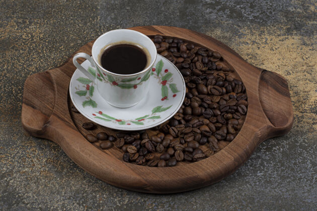 浓缩咖啡一杯香浓咖啡 咖啡豆放在木板上杯子提神