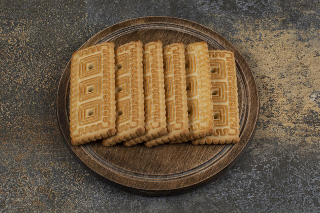 烘焙一堆好吃的饼干放在木板上小麦干燥饼干