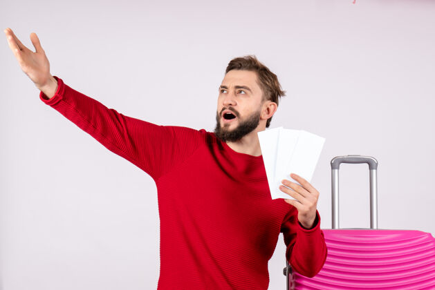 度假正面图：年轻男子手拿粉色包 手持飞机票上白墙远航航班旅游度假情感照风景游客成人