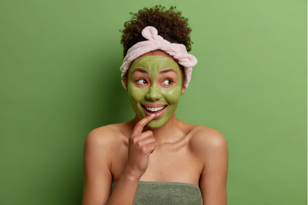 头带快乐女模美女写真脸上贴绿色滋养面膜成人女性健康