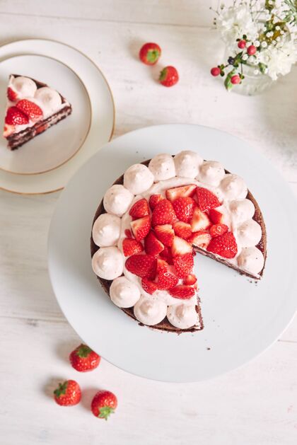 小吃美味甜美的蛋糕 上面放着草莓和香肠美味的蛋糕巧克力招待
