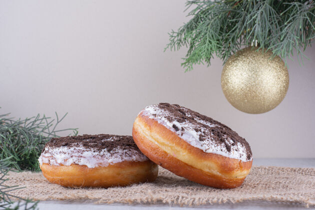 圣诞树甜甜圈放置在白色表面的装饰安排松树甜点小吃
