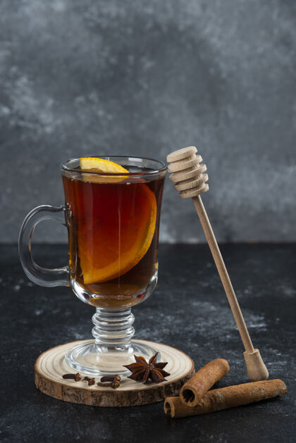 木头一杯茶 肉桂棒和木勺黄色茶新鲜