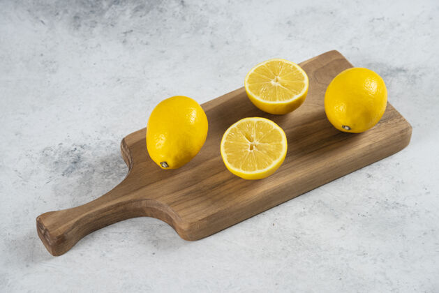 果汁一组柠檬水果放在木板上切片水果黄色