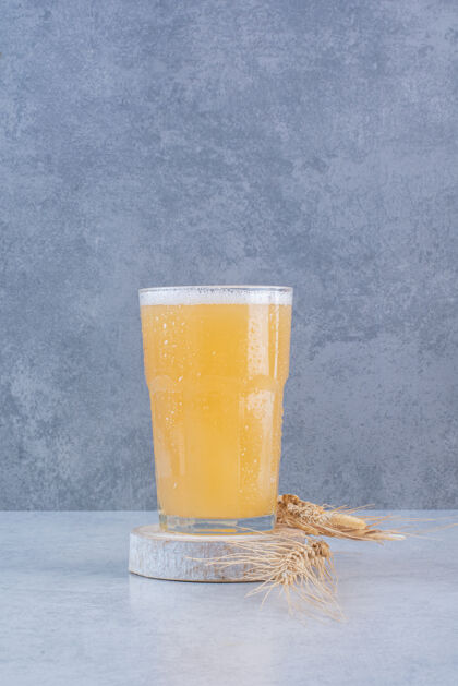 小麦一杯白面小麦啤酒杯子玻璃杯酒精