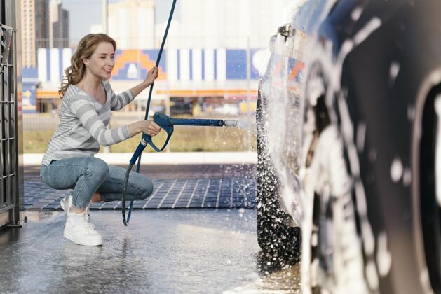 车在户外洗车的女人清洁女司机