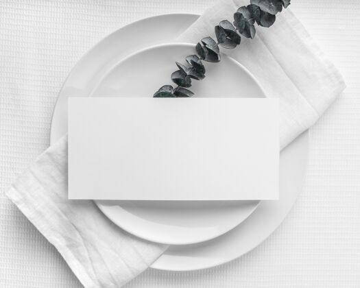 水平平面布局的春季菜单模拟与叶片上的盘子平面布局桌子装饰桌子布置
