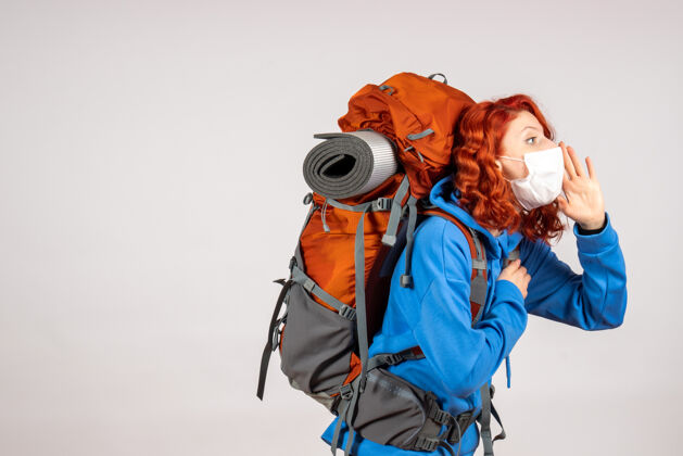 山正面图女游客带着背包 戴着面具上山旅游旅行快乐自然
