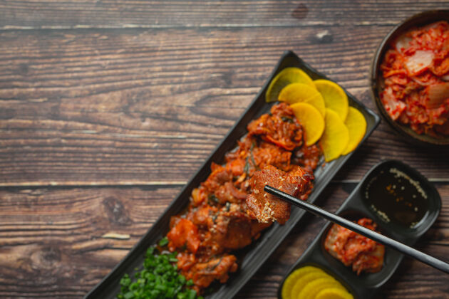 滋养韩国食品；韩式酱炒猪肉餐厅蛋白质薯条