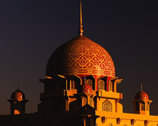 寺庙日落时分马来西亚普特拉清真寺的圆顶马来西亚黄昏建筑