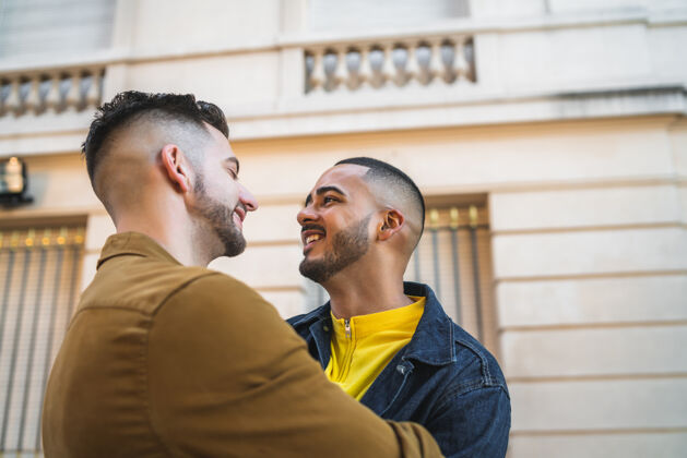 恋人一对快乐的同性恋夫妇在街上一起拥抱的画像休闲伙伴关系拥抱