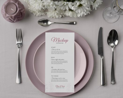 模型平面布局的春季菜单模拟与鲜花和餐具的盘子上桌子春天水平