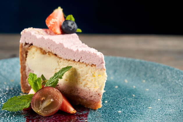 烘焙装饰盘上有浆果的芝士蛋糕奶酪糕点蓝莓