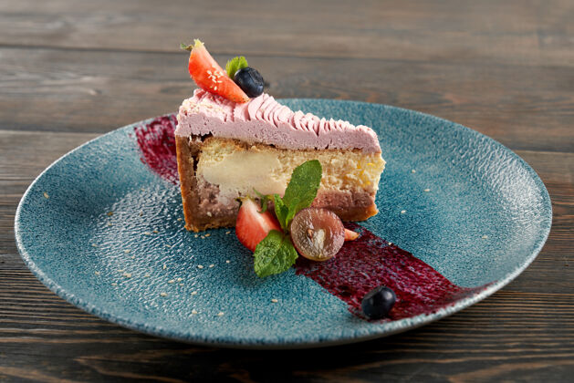 谎言经典的芝士蛋糕与浆果装饰板盘子蓝莓鱼