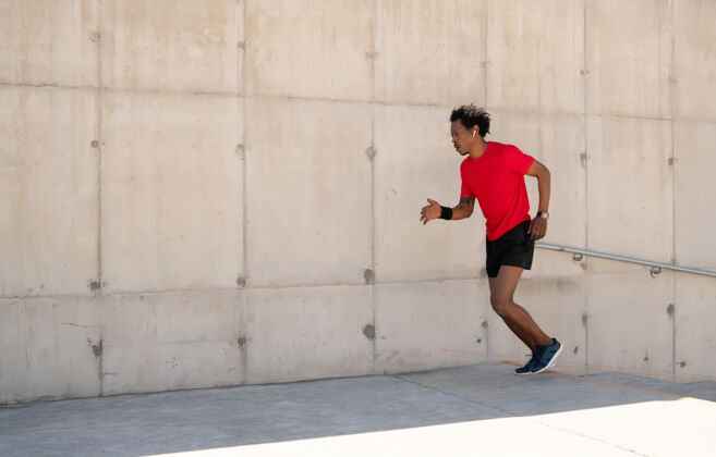 健身一个黑人运动员在街上户外跑步锻炼健康户外活跃