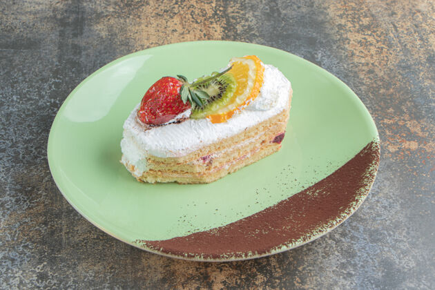 馅饼绿色盘子里放着水果 美味可口糕点食物健康