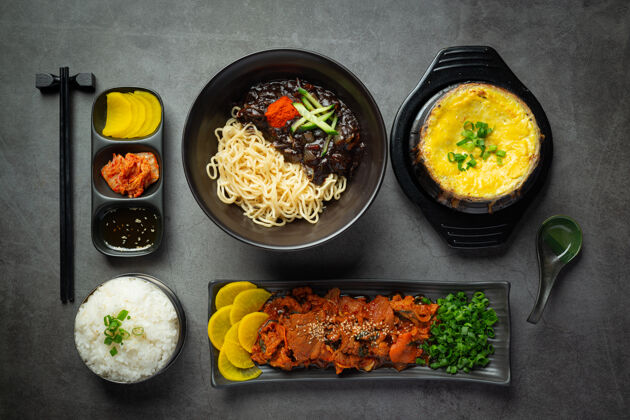 纤维韩国食品；韩式酱炒猪肉餐厅东方混合