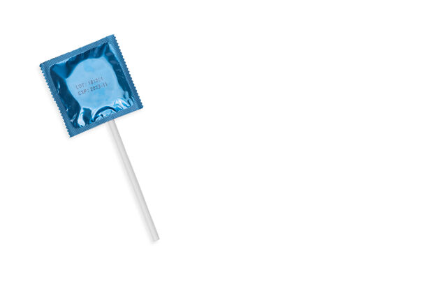 避孕套白色背景上的密封棒棒糖避孕套的头顶镜头安全避孕空白