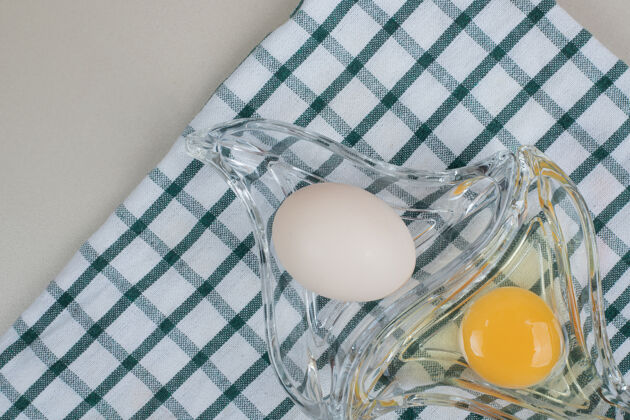 鸡肉新鲜的蛋黄鸡蛋放在玻璃盘上生的未经料理的鸡蛋
