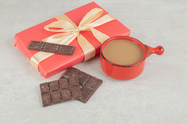 破碎一杯咖啡 巧克力和大理石表面的礼品盒咖啡节日巧克力