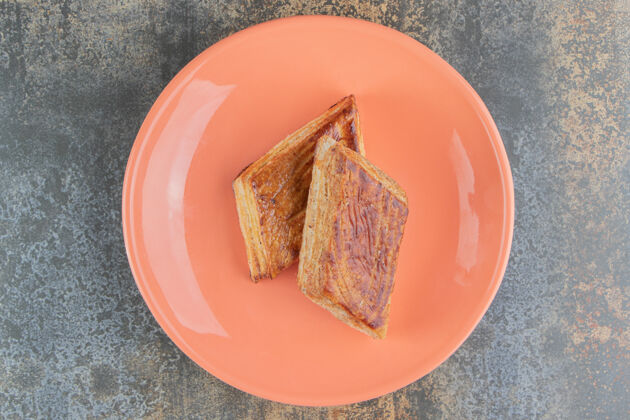 脆一盘橙色的自制甜三角派形状美食盘子