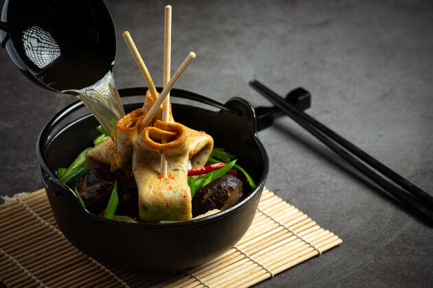 美味桌上有韩国鱼糕和蔬菜汤面粉串方法
