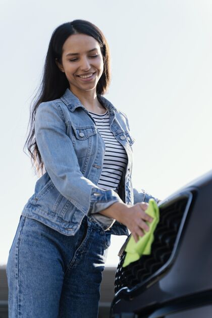 年轻人笑脸女人在外面洗车车辆女性女人
