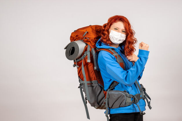 女人女游客背着背包上山旅游自然人背包