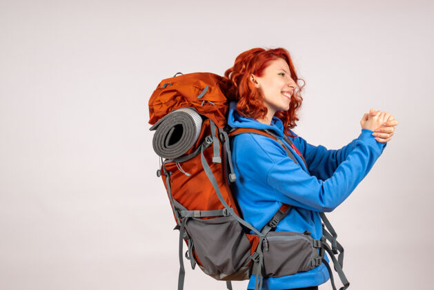 微笑女游客背着背包上山旅游旅行情感自然