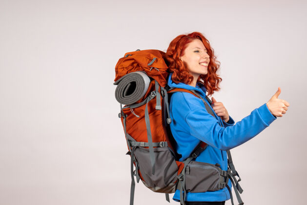 旅行女游客背着背包上山旅游漂亮快乐年轻