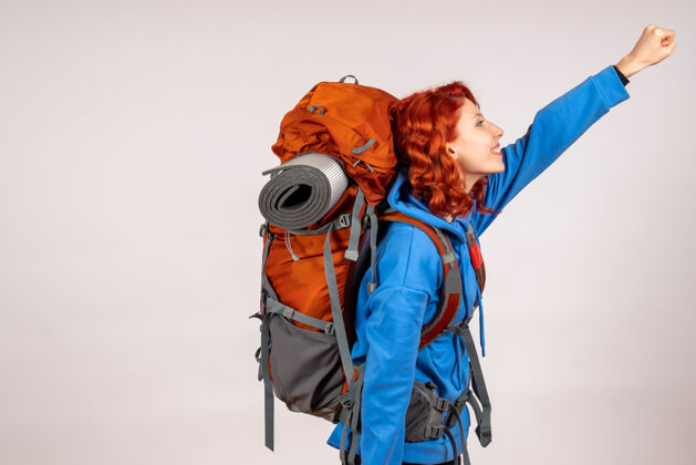 肖像女游客背着背包上山旅游快乐徒步旅行人