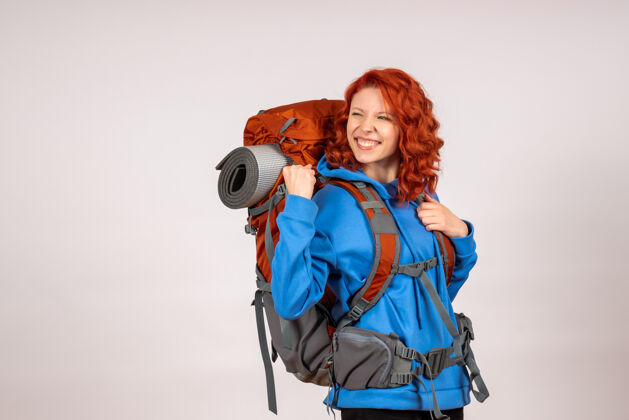 肖像正面图女游客背着背包上山旅游欢呼雀跃徒步旅行女游客背包