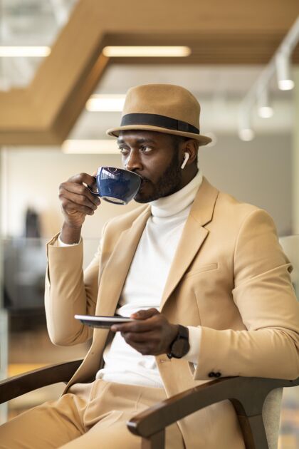 男人在咖啡馆工作的现代非洲裔美国人室内男人垂直