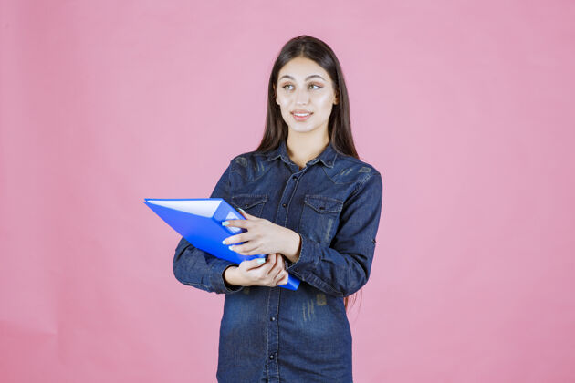 人女商人拿着一个蓝色的文件夹自信姿势助理项目