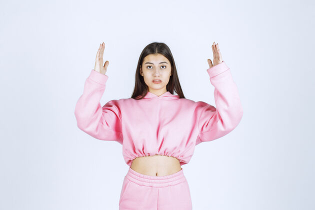 成人穿着粉色睡衣的女孩 展示产品的估计数量或尺寸宽度女人姿势