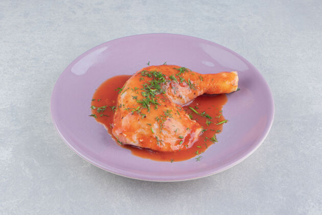 美味美味的番茄酱与鼓槌在盘子上 在白色的表面鸡腿乡村肉类