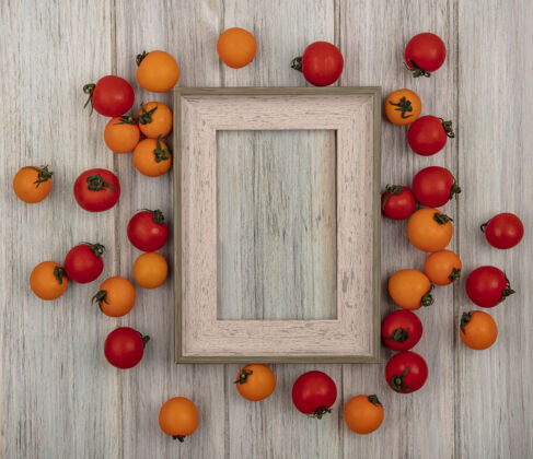 木材新鲜的红色和橙色西红柿的顶视图隔离在灰色木制背景上 有复制空间顶部灰色蔬菜