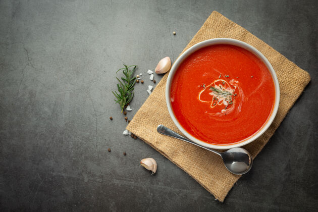 蔬菜温热的番茄汤盛在碗里园艺滋养红色
