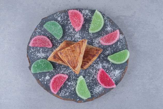 糕点在大理石表面的木板上放上烤面包和marmelades果酱甜点午餐