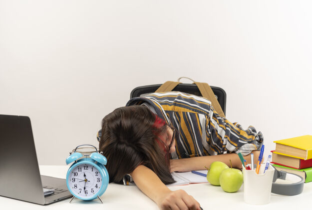 工具疲惫的年轻女生戴着眼镜睡在书桌上 用白色的大学工具隔开睡眠年轻大学